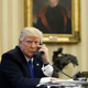 Kljub številnim varnostnim tveganjem Trump uporablja osebni mobilni telefon