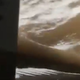 Oceanski valovi butajo ob okna, ljudje poročajo o truplih