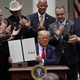 Trump predstavil policijsko reformo: boljše usposabljanje in baza nasilnih policistov