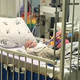 Trimesečni sin igralke iz Harryja Potterja hospitaliziran zaradi covida