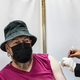 Poživitveni odmerki, obvezne maske in PCR ključni za zajezitev covida-19 v Izraelu