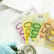 Kaj vse prinaša PKP 10? Dodatki za najranljivejše, dvig plačnega stropa za zdravnike ...