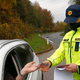 Znova dovoljeno gibanje med občinami, odpirajo se vse trgovine