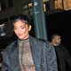 Noseča Kylie Jenner na modni reviji v čipkasti opravi