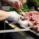 Ko razburi (pre)nizka cena: podcenjevanje slovenske hrane ali približevanje kupcem?