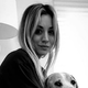 Žalostna Kaley Cuoco: Norman, ne morem verjeti, da te ni že leto dni