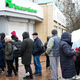 Vrste na bencinskih črpalkah, pred bankomati, ljudje v paniki kupujejo zaloge hrane