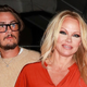 Fotografi na večerji ujeli Pamelo Anderson in njenega starejšega sina