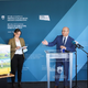 Minister ukrajinskemu veleposlaniku podaril čebelji panj