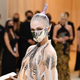 Grimes dobrodelno dražbo z ikoničnimi modnimi dodatki