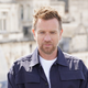 Ewan McGregor na rdeči preprogi prvič s poročnim prstanom