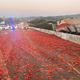 'Mehki, sočni in spolzki': med vozili se je kotalilo na tisoče paradižnikov