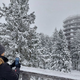 Pomirjujoča belina in prijateljeve roke, ki pomagajo na Pajkovo mrežo