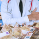Med najnižjimi plačami 682 evrov bruto, medicinske sestre okoli tisoč evrov bruto