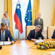 Premier z manjšinskima poslancema podpisal dogovor o sodelovanju