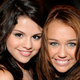 Nekoč tekmici, danes prijateljici: Miley in Selena na isti dan z novima pesmima