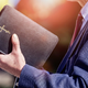 Pastor prek kriptogoljufije zaslužil 1,3 milijona: 'Tako mi je naročil Bog'