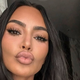 Kim Kardashian si je pred prazniki zlomila nogo