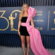 Rdeča preproga SAG: črno, pastelno in roza Margot Robbie