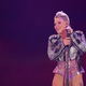 Pink zaradi oboževalke, ki je pričela rojevati, prekinila koncert