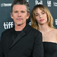 Ethan Hawke: Hči Maya mi noče razkriti vsebine serije Stranger Thingss