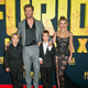 Igralec Chris Hemsworth z ženo in dvojčkoma na rdeči preprogi