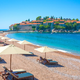 'Na plažo ni več mogoče iti, ne da bi za to plačali malo bogastvo'