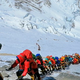 Več kot 200 ljudi še vedno ujetih na Mount Everestu