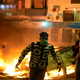 Oboroženi protestniki vdrli na policijsko postajo, policisti začeli streljati