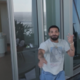 Posnetek Draka, ki s copatom preganja brezpilotno letalo, promocija za igralnico?
