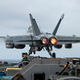 F-18 strmoglavil v morje, pilota rešili ribiči