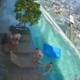 ŠOKANTNI PRIZOR: Potresni valovi skoraj odnesli kopalce čez rob strehe (VIDEO)