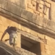 Turist splezal na znameniti tempelj, jezni domačini kričali in ga napadli