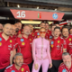 Jennifer Lopez v roza kombinezonu pozirala z ekipo moštva Ferrari