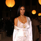 Kim Kardashian leti proti Parizu: 'Je živčna, a želi osebno pričati'