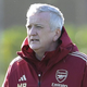 Po več kot dveh desetletjih zvestobe ga je Arsenal odpustil zaradi kritik na račun Izraela