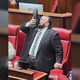 Poslanec si je v čevelj natočil pivo in ga na dušek spil