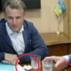 Je Macron na vlaku skril vrečko s kokainom?