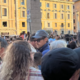 V množici, ki je pozdravila novega papeža, tudi pevec Harry Styles