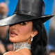 Pobesnela Kim Kardashian: varnostnik stopil na njeno obleko