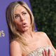 Moški, ki je z avtom podrl dvoriščna vrata Jennifer Aniston, obtožen nadlegovanja