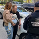 SRCE PARAJOČA ZGODBA: Policija jo ujela sredi prodaje lastnega otroka (FOTO)