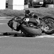 Motorist preko neutrjene bankine v cestni jarek, trčil v drevo in umrl