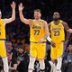 Reaves zavrnil podaljšanje pogodbe, Dončićevi Lakers z najboljšim strelcem NCAA