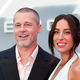 Brad Pitt po dolgem času na rdeči preprogi s partnerko