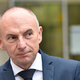 Nekdanji minister udeležen v prometni nesreči, nato še pretepen