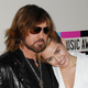 Miley Cyrus o odnosu z očetom: Prevzela sem veliko mamine bolečine