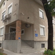 Zapirajo policijsko postajo: zamakanje, plesen, policistke brez ločenih garderob