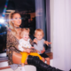 Paris Hilton z otrokoma v Romuniji: Podnevi mama, ponoči DJ-ka