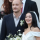 Pevka Charli XCX pred oltar z bobnarjem skupine The 1975 Georgeem Danielom